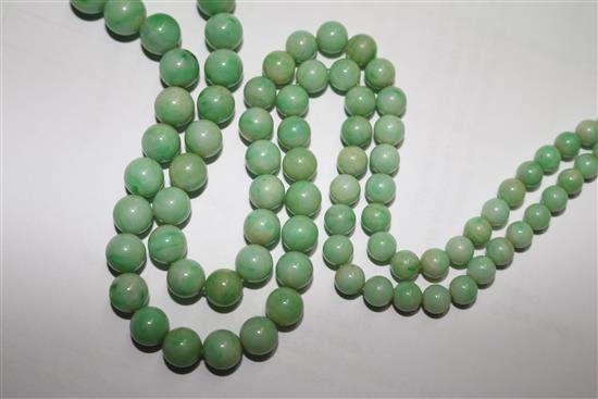 A single strand graduated jadeite bead necklace with 14ct gold clasp, 66cm.